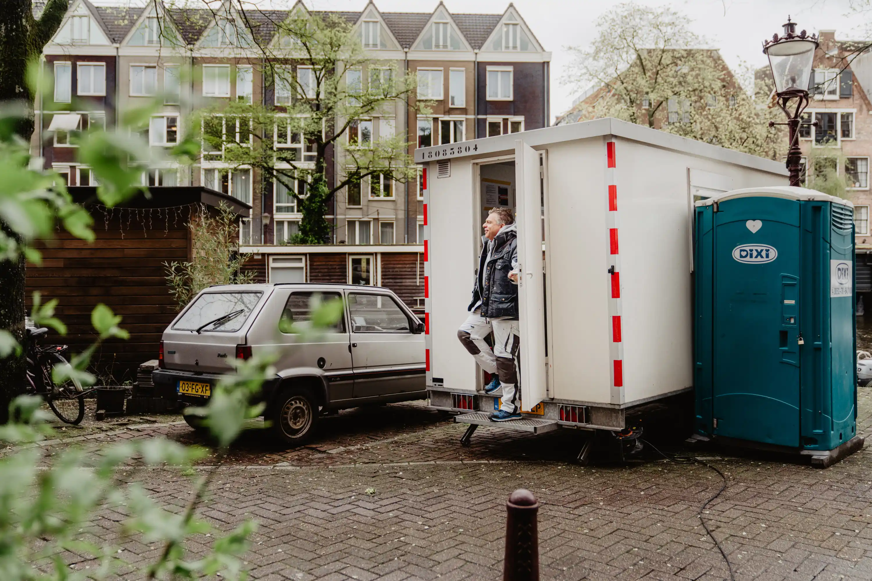 Werker stapt uit bus